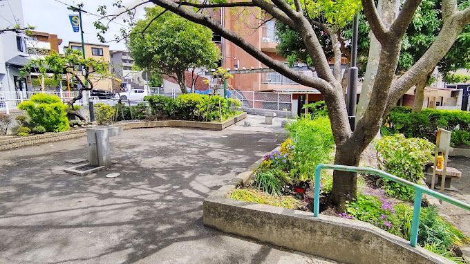 近くの中落合公園まで446m（徒歩6分）