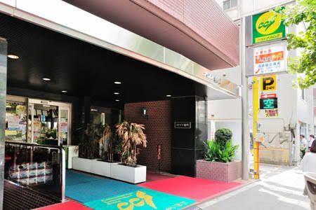近くのココスナカムラ麹町店まで432m（徒歩6分）