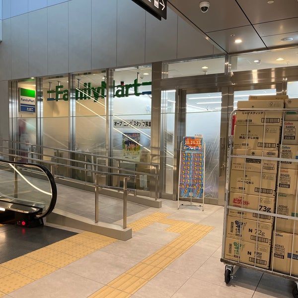 近くのファミリーマート KABUTO ONE店まで53m（徒歩1分）