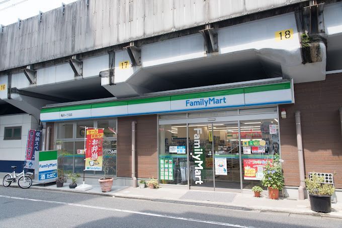 近くのファミリーマート 亀沢一丁目店まで164m（徒歩3分）