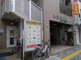 近くの港三田四郵便局まで290m（徒歩4分）