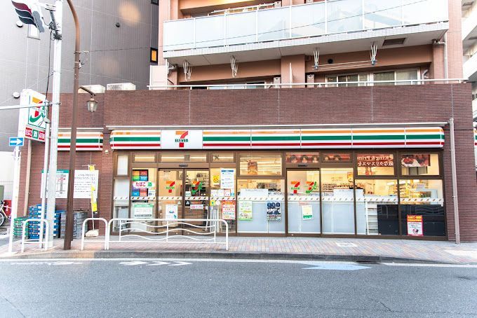 近くのコンビニまで78m（徒歩1分）