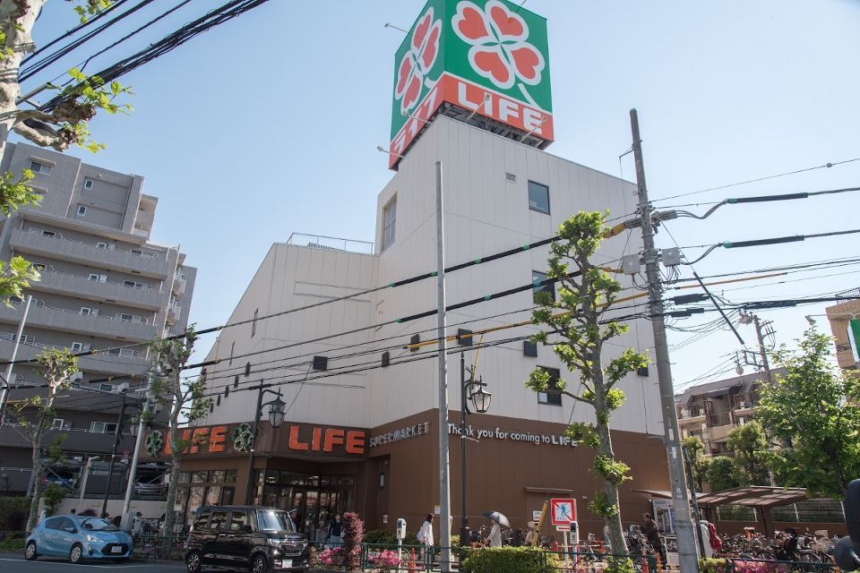 近くのライフ新大塚店まで250m（徒歩4分）