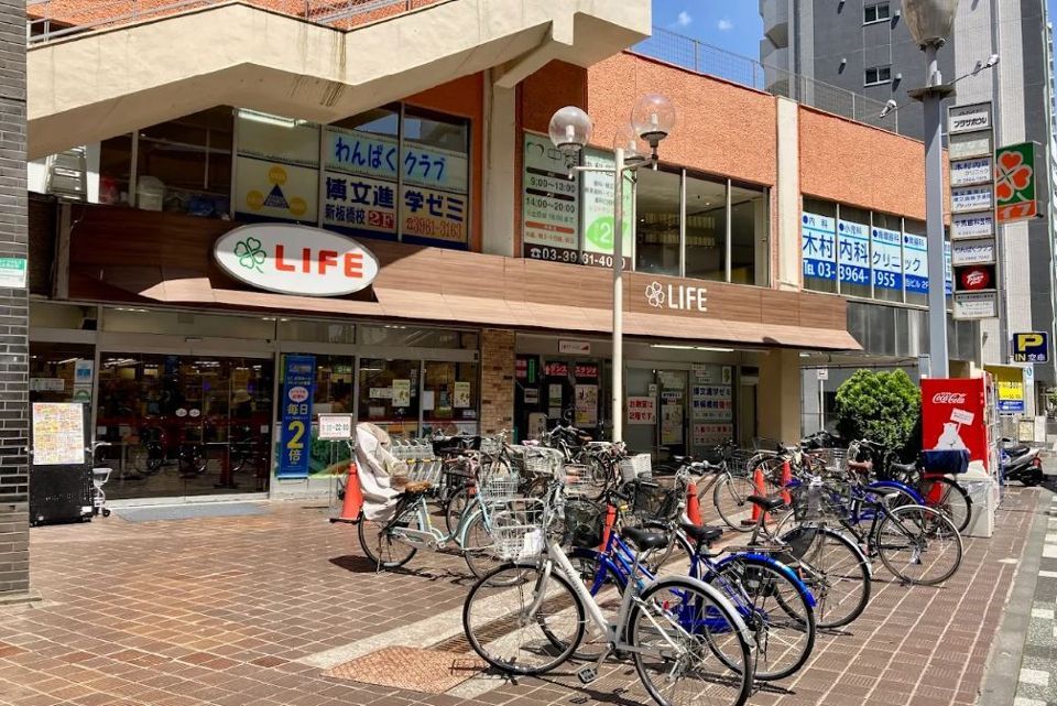近くのライフ板橋店まで212m（徒歩3分）