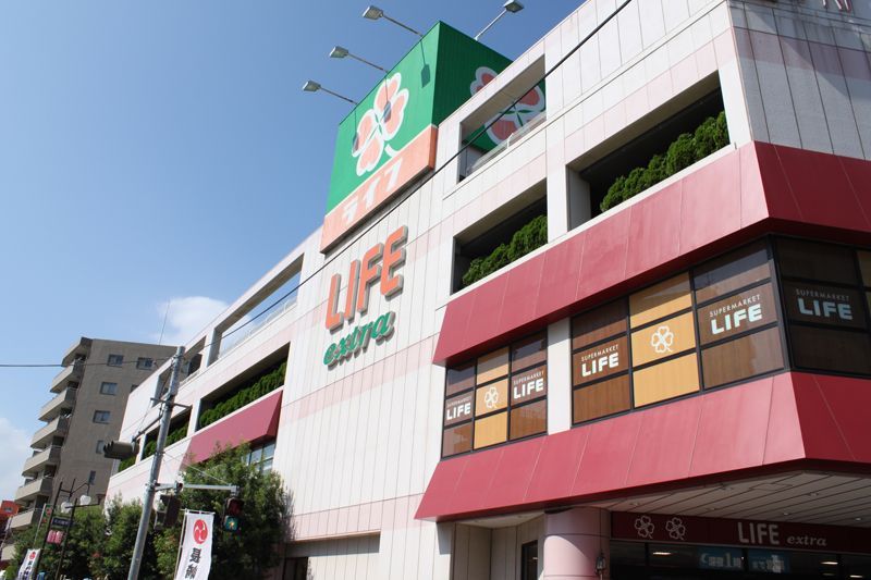近くのライフ千川駅前店まで438m（徒歩6分）