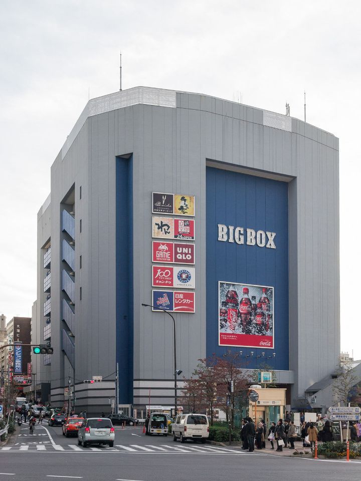 近くの3coinsBIGBOX高田馬場店まで445m（徒歩6分）