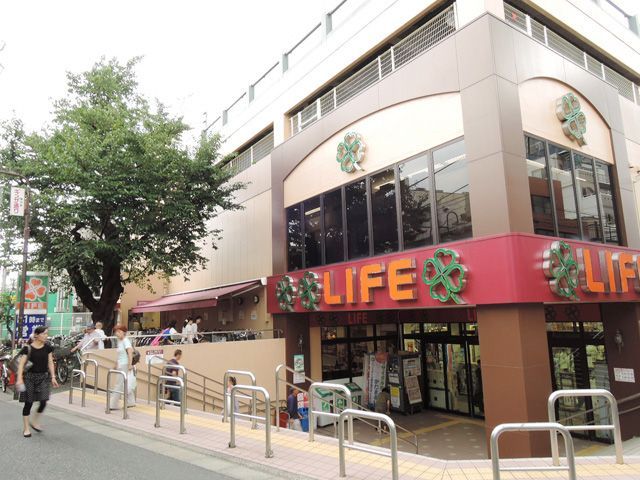 近くのライフ東中野店まで248m（徒歩4分）