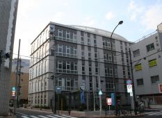 近くの調布地域庁舎まで790m（徒歩10分）