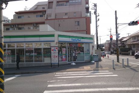 近くのファミリーマート スリーウェル新石川二丁目店まで124m（徒歩2分）