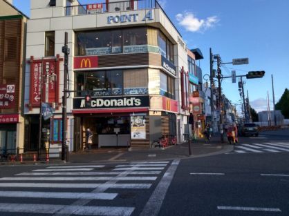 近くの飲食店まで592m（徒歩8分）