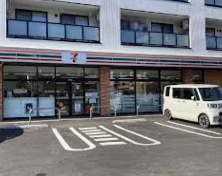 近くのセブンイレブン 横浜しらとり台店まで291m（徒歩4分）