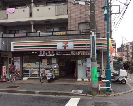 近くのコンビニまで384m（徒歩5分）