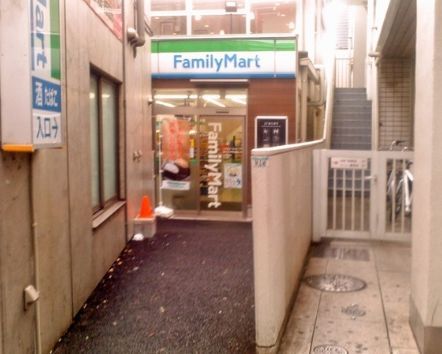 近くのファミリーマート 駒沢大学駅前店まで162m(徒歩3分)