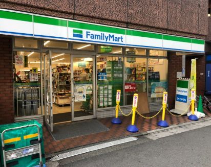 近くのファミリーマート 都立大学駅西店まで182m（徒歩3分）