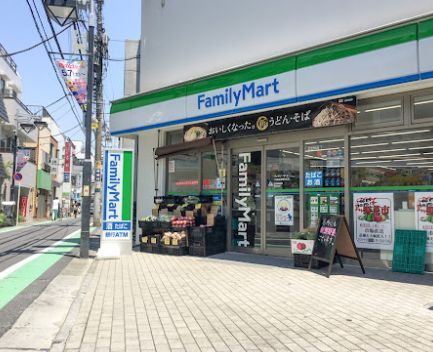 近くのファミリーマート 千歳船橋駅北店まで495m(徒歩7分)