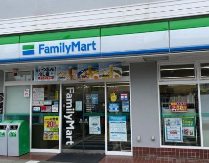 近くのファミリーマート 川崎向ケ丘店まで160m（徒歩2分）