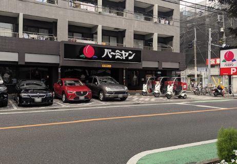 近くのバーミヤン 千歳烏山店まで884m（徒歩12分）