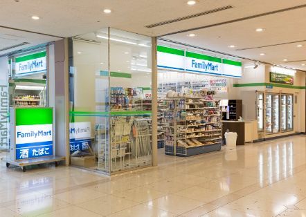 近くのファミリーマート KSP店まで187m（徒歩3分）