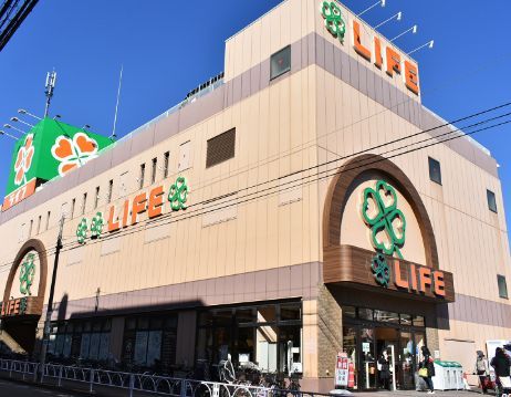近くのライフ経堂店まで388m（徒歩5分）