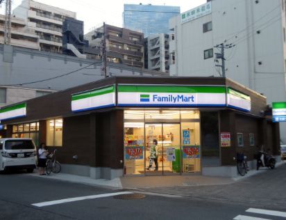近くのファミリーマート 目黒青葉台三丁目店まで47m（徒歩1分）