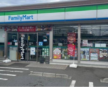 近くのファミリーマート 東有馬二丁目店まで348m（徒歩5分）