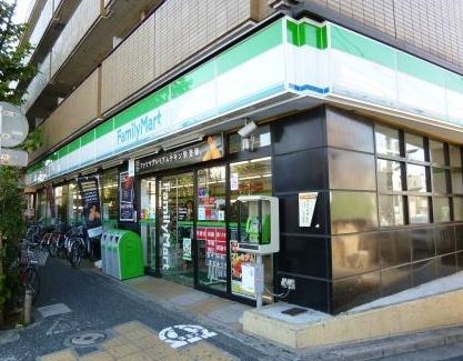 近くのファミリーマート 新代田駅前店まで84m（徒歩2分）