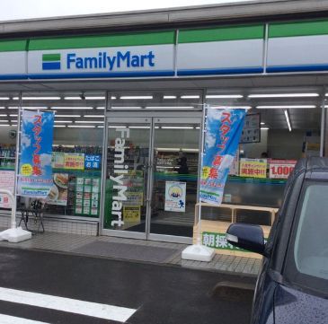 近くのファミリーマート 世田谷玉堤店まで121m（徒歩2分）