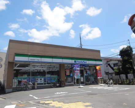 近くのファミリーマート 世田谷若林一丁目店まで113m（徒歩2分）