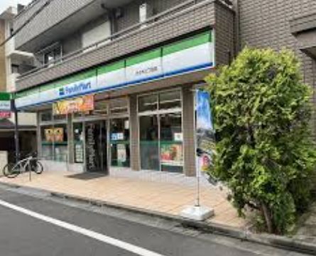 近くのファミリーマート 代々木三丁目店まで139m（徒歩2分）