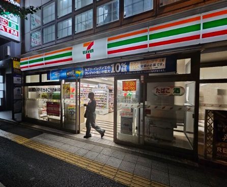 近くのセブンイレブン 三軒茶屋駅東店まで136m（徒歩2分）