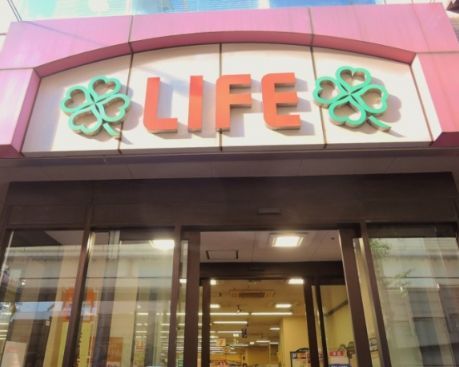 近くのライフ幡ケ谷店まで358m（徒歩5分）