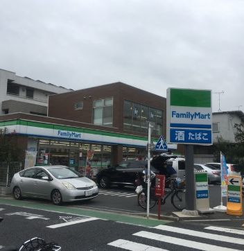 近くのファミリーマート 小浦世田谷梅丘店まで76m（徒歩1分）