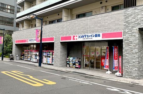 近くのココカラファイン初台店まで80m（徒歩1分）