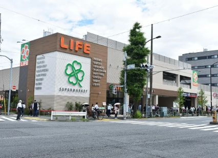 近くのライフ目黒八雲店まで25m（徒歩1分）