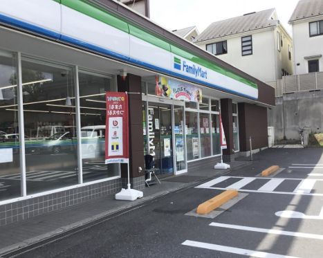 近くのファミリーマート 成田西二丁目店まで193m（徒歩3分）