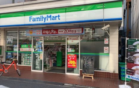 近くのファミリーマート 新丸子駅前店まで222m（徒歩3分）