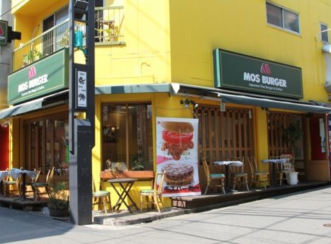 近くのモスバーガー下北沢北口店まで560m（徒歩7分）