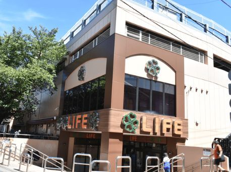近くのライフ東中野店まで215m(徒歩3分)