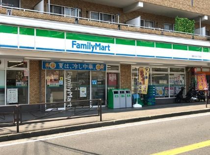 近くのファミリーマート 宮前小台一丁目店まで157m（徒歩2分）