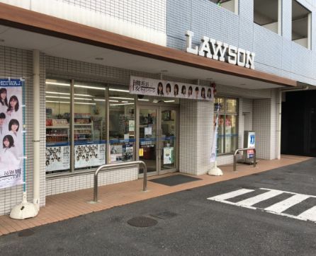 近くのローソン 下馬三丁目店まで377m（徒歩5分）