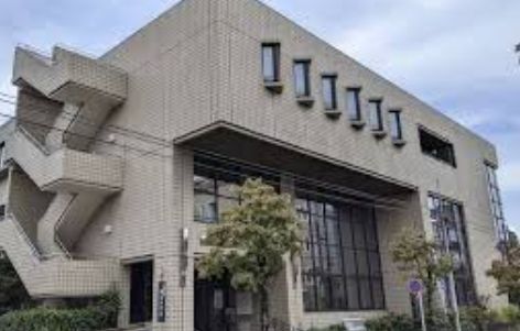 近くの世田谷区役所 梅丘分庁舎まで599m（徒歩8分）