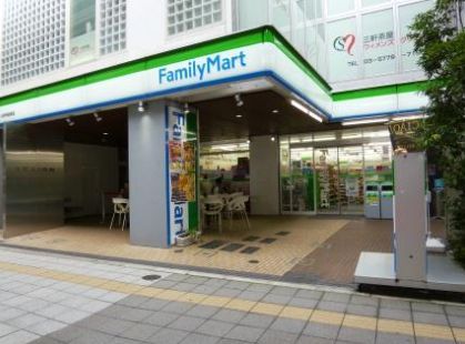 近くのファミリーマート 三軒茶屋東店まで119m（徒歩2分）