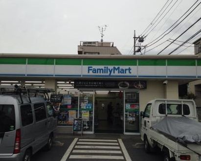 近くのファミリーマート 松原六丁目店まで143m（徒歩2分）
