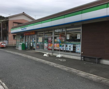 近くのファミリーマート 宮前初山店まで143m（徒歩2分）