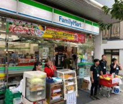 近くのファミリーマート 桜新町駅前店まで73m（徒歩1分）
