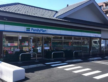 近くのファミリーマート 有馬二丁目店まで302m（徒歩4分）