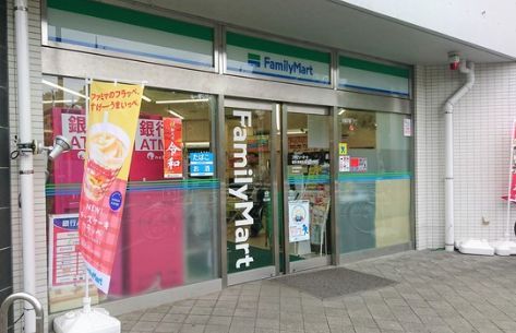 近くのファミリーマート 喜多見駅北店まで125m(徒歩2分)