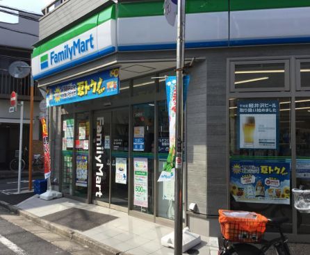 近くのファミリーマート 幡ヶ谷本町店まで28m（徒歩1分）