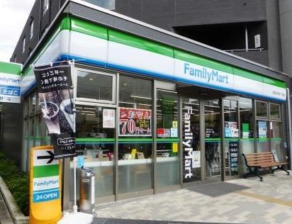 近くのファミリーマート 世田谷下馬一丁目店まで357m（徒歩5分）