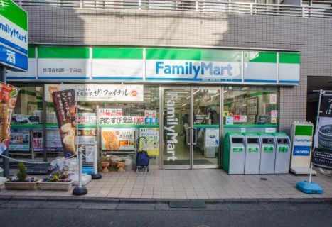 近くのファミリーマート 世田谷松原一丁目店まで54m（徒歩1分）